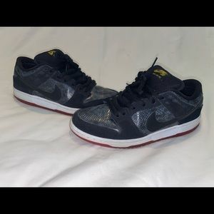 Nike SB dunk low “snakes eyes”